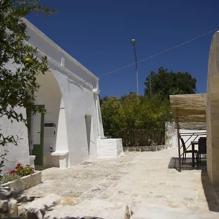 Tipici Trulli Immersi Nella Valle D'itria Cisternino