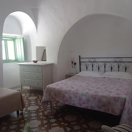 Tipici Trulli immersi nella Valle D'Itria * Cisternino