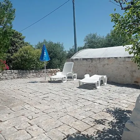 Tipici Trulli immersi nella Valle D'Itria Cisternino
